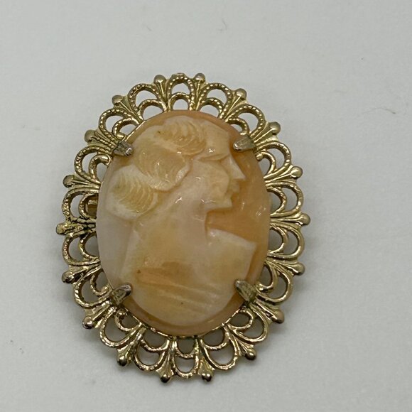 Coro Shell Cameo Brooch Gold-Tone Oval 1.5 Inches 1950s Vintage Jewelry - Picture 3 of 16